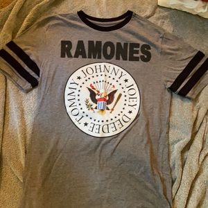 Medium, Ramones tee, gray.